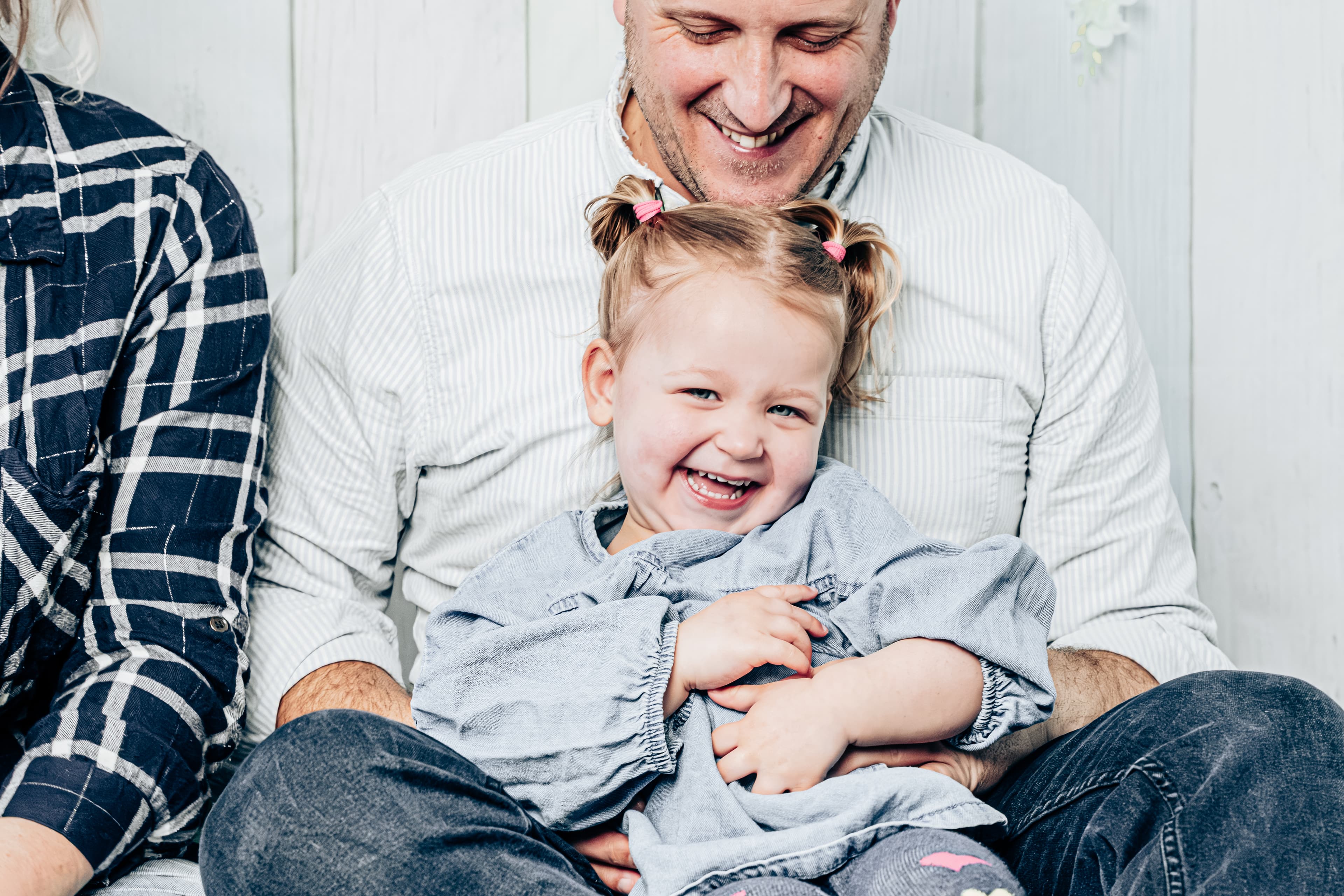 Studio vs Outdoor Family Photography: How to Choose